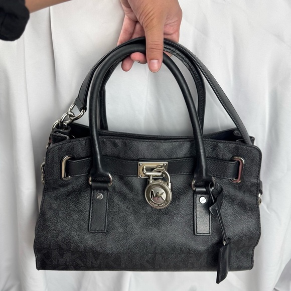 Michael Kors Hamilton Signature MK
Black Shoulder bag Handbag Saffiano
Leather - Picture 15 of 15